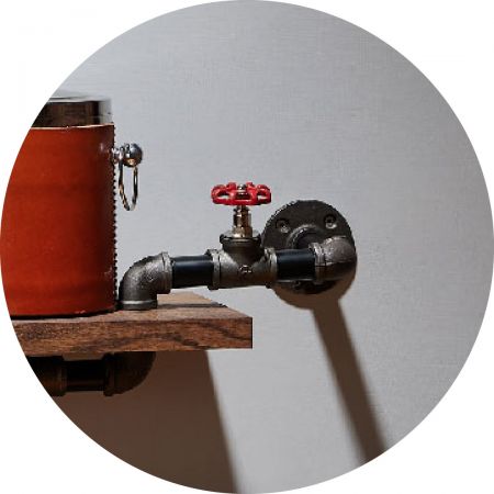 De kraan is versierd met oud materiaal.